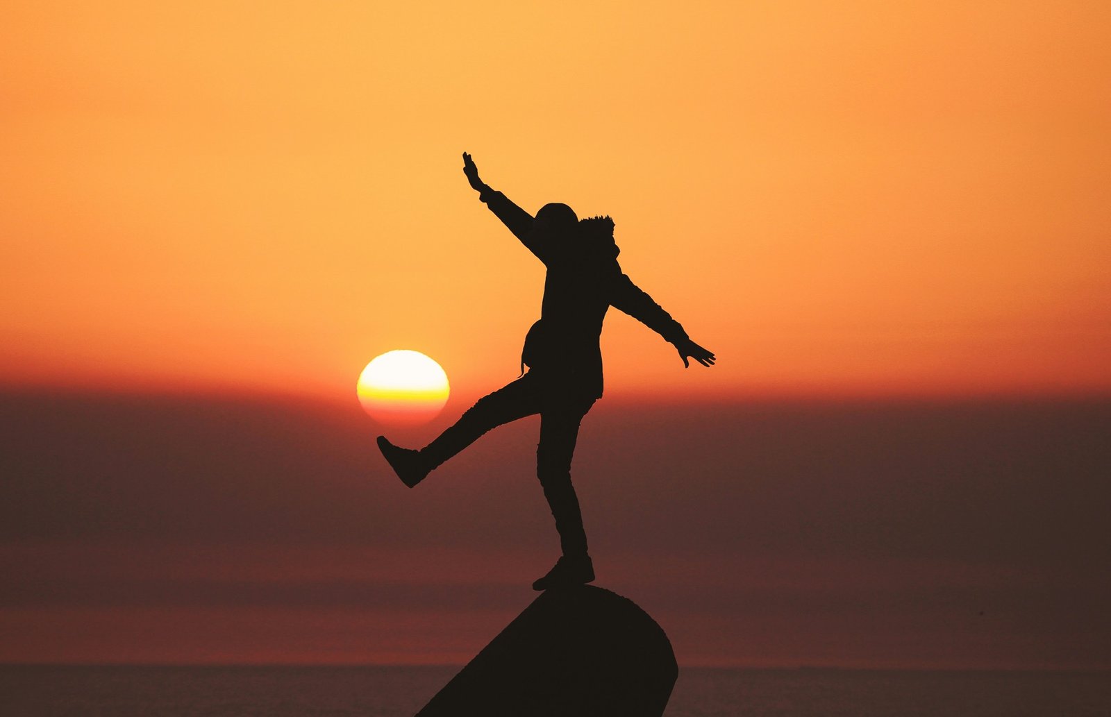 Silueta en equilibrio al atardecer